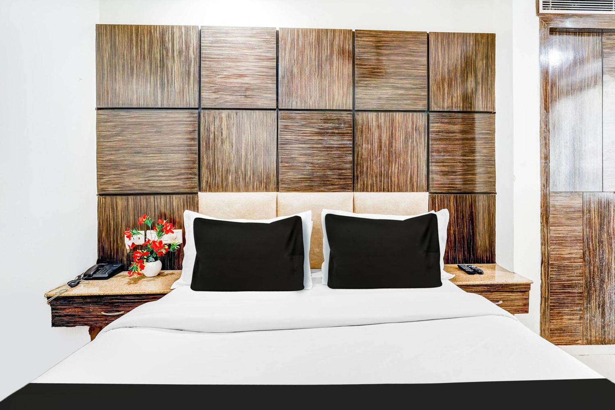 Super Townhouse Arakashan Road Paharganj Formerly Mohan International นิวเดลี ภายนอก รูปภาพ