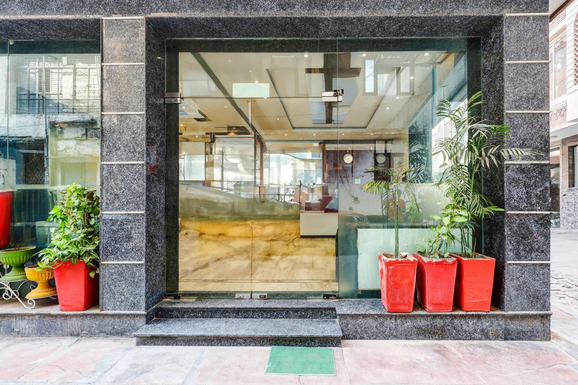 Super Townhouse Arakashan Road Paharganj Formerly Mohan International นิวเดลี ภายนอก รูปภาพ